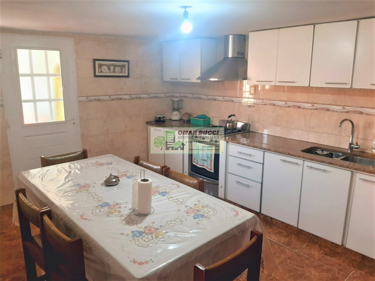 CASA de 4 AMBIENTES, MAS DOS LOCALES, MAS LOTE, EN VILLA LUZURIAGA