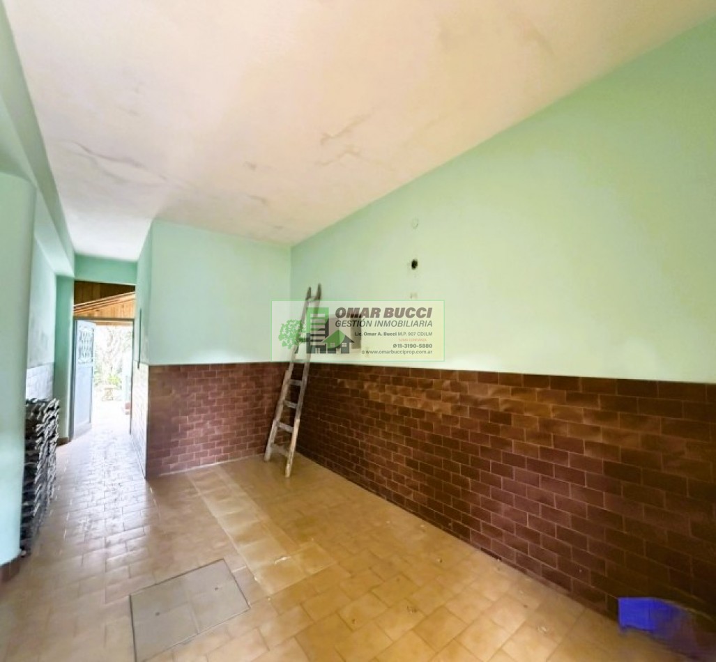 Casa de 4 dormitorios, cochera, jardin, parrilla y un quincho en Ramos Mejia