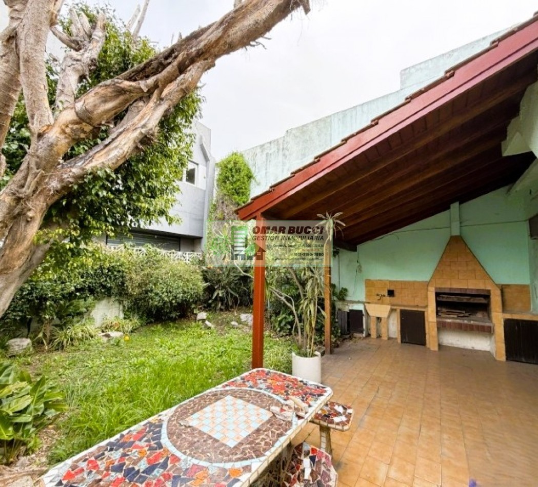 Casa de 4 dormitorios, cochera, jardin, parrilla y un quincho en Ramos Mejia