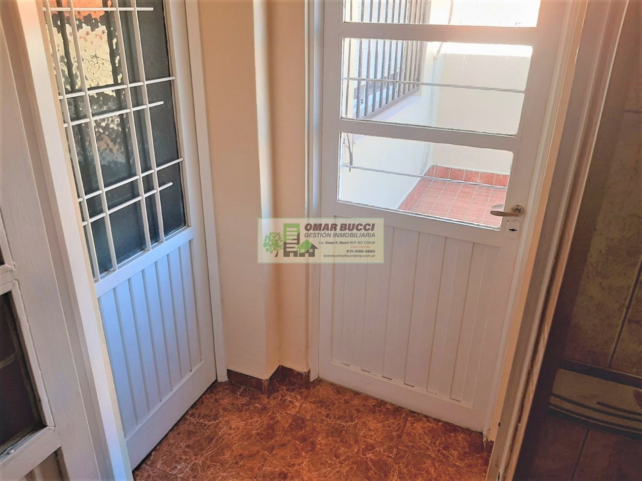 CASA de 4 AMBIENTES, MAS DOS LOCALES, MAS LOTE, EN VILLA LUZURIAGA