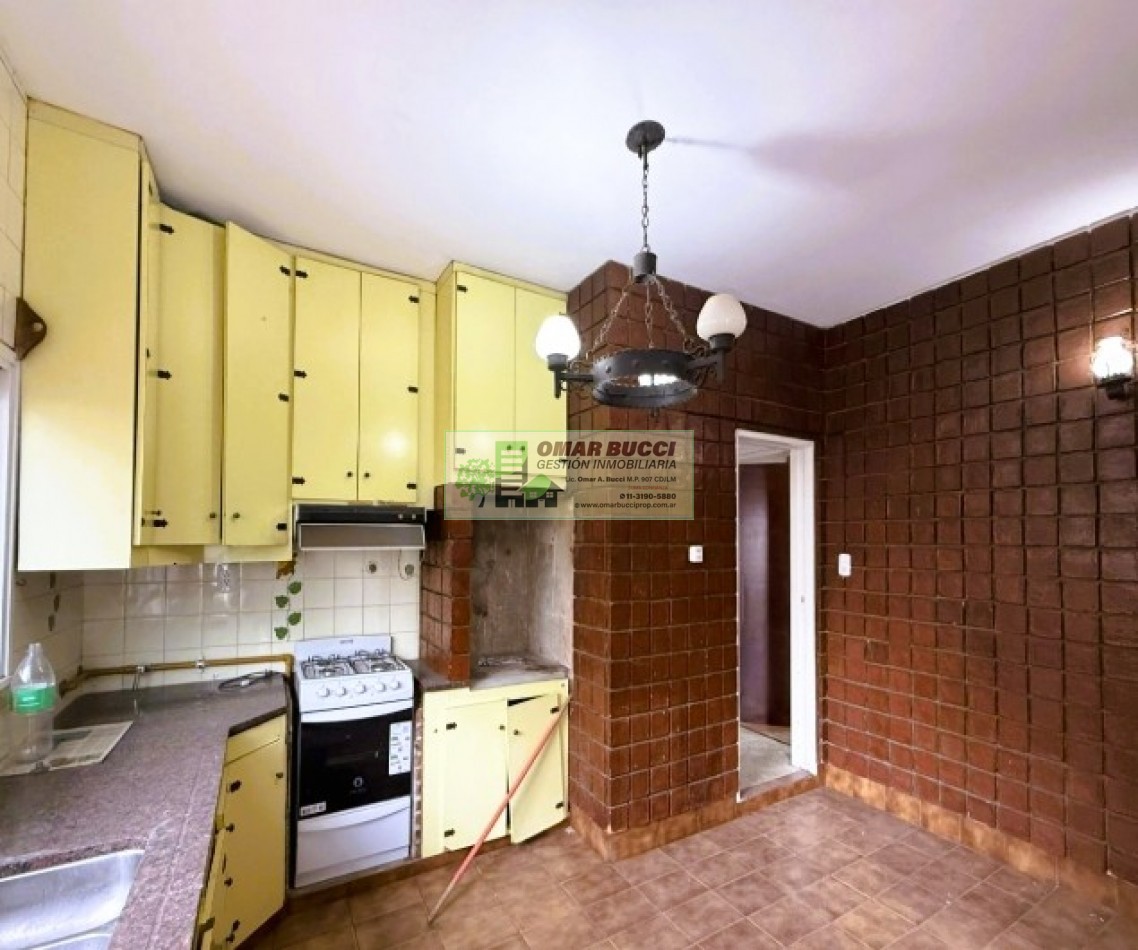 Casa de 4 ambientes con cochera y fondo libre en Ramos Mejia