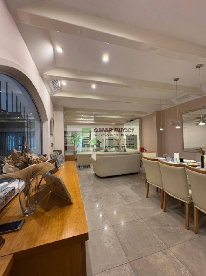 Casa de 7 ambientes con cochera para dos autos, patio, pileta y quincho P/50 personas.