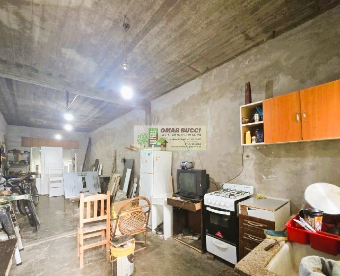 Casa con doble cochera y mucho potencial en Isidro Casanova