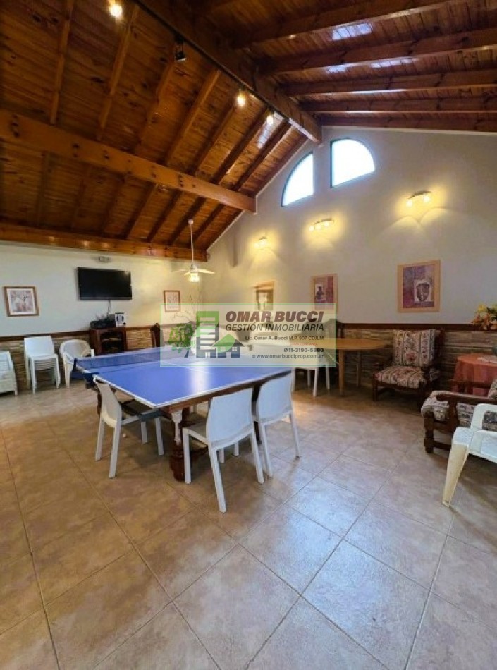 Casa de 7 ambientes con cochera para dos autos, patio, pileta y quincho P/50 personas.
