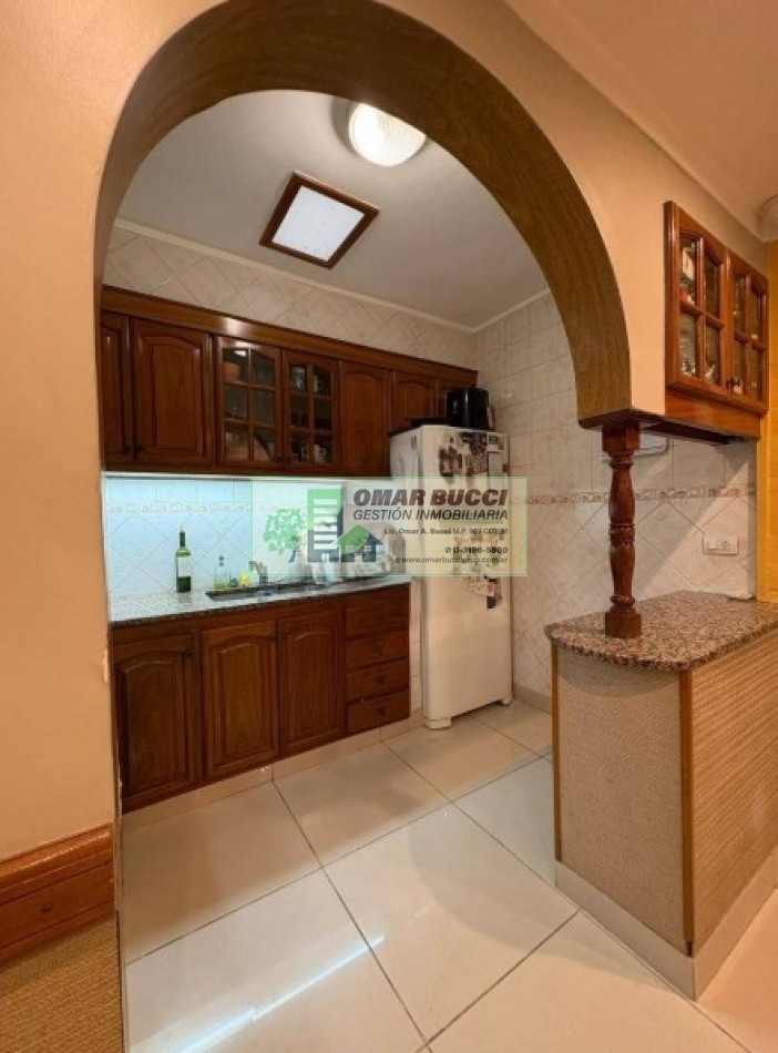 Casa de 7 ambientes con cochera para dos autos, patio, pileta y quincho P/50 personas.