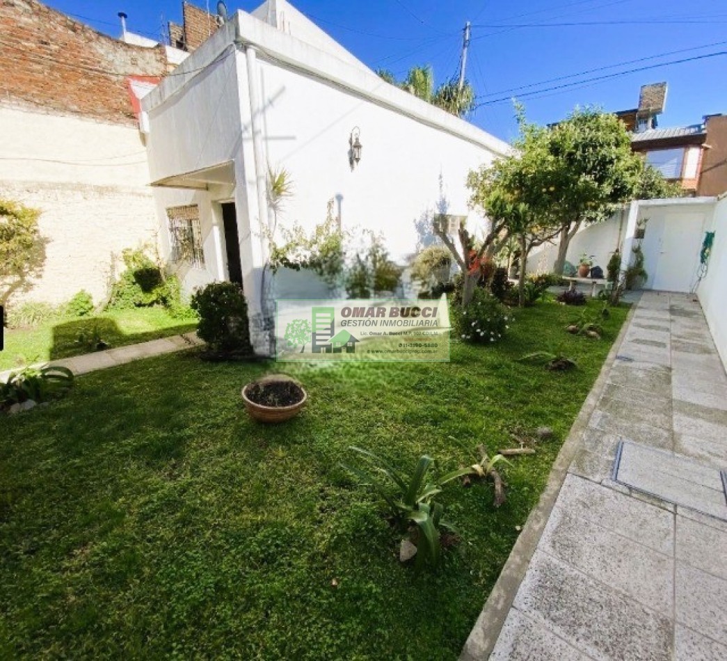 CASA DE 4 AMBIENTES EN LA TABLADA, CON COCHERA PARA DOS AUTOS