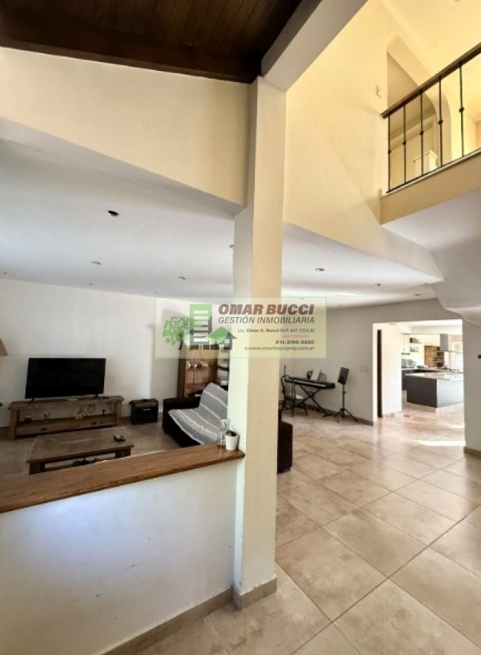 CASA 5 AMBIENTES CON COCHERA EN HAEDO, EXCELENTE ZONA!