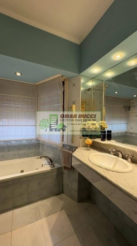 Casa de 7 ambientes con cochera para dos autos, patio, pileta y quincho P/50 personas.