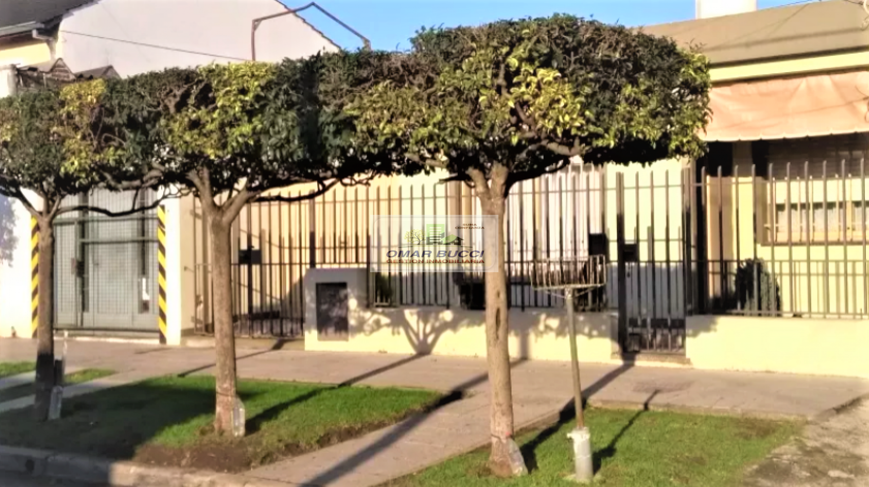 Casa en linda zona de Villa Luzuriaga, de tres ambientes sobre lote propio.