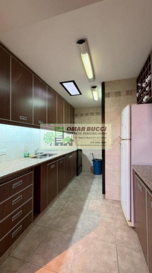 Casa de 7 ambientes con cochera para dos autos, patio, pileta y quincho P/50 personas.