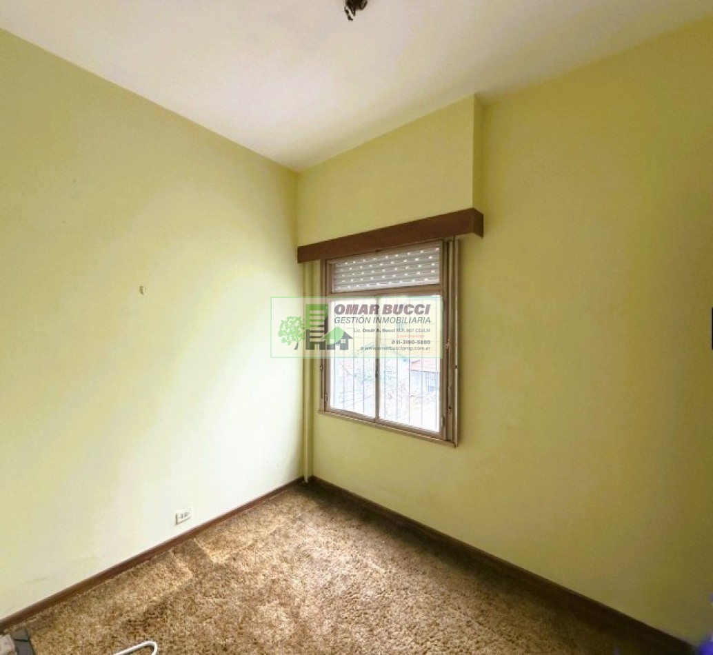 Casa de 4 dormitorios, cochera, jardin, parrilla y un quincho en Ramos Mejia