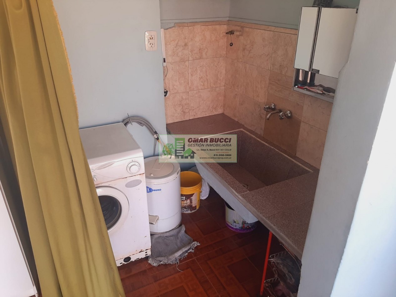 CASA de 4 AMBIENTES, MAS DOS LOCALES, MAS LOTE, EN VILLA LUZURIAGA