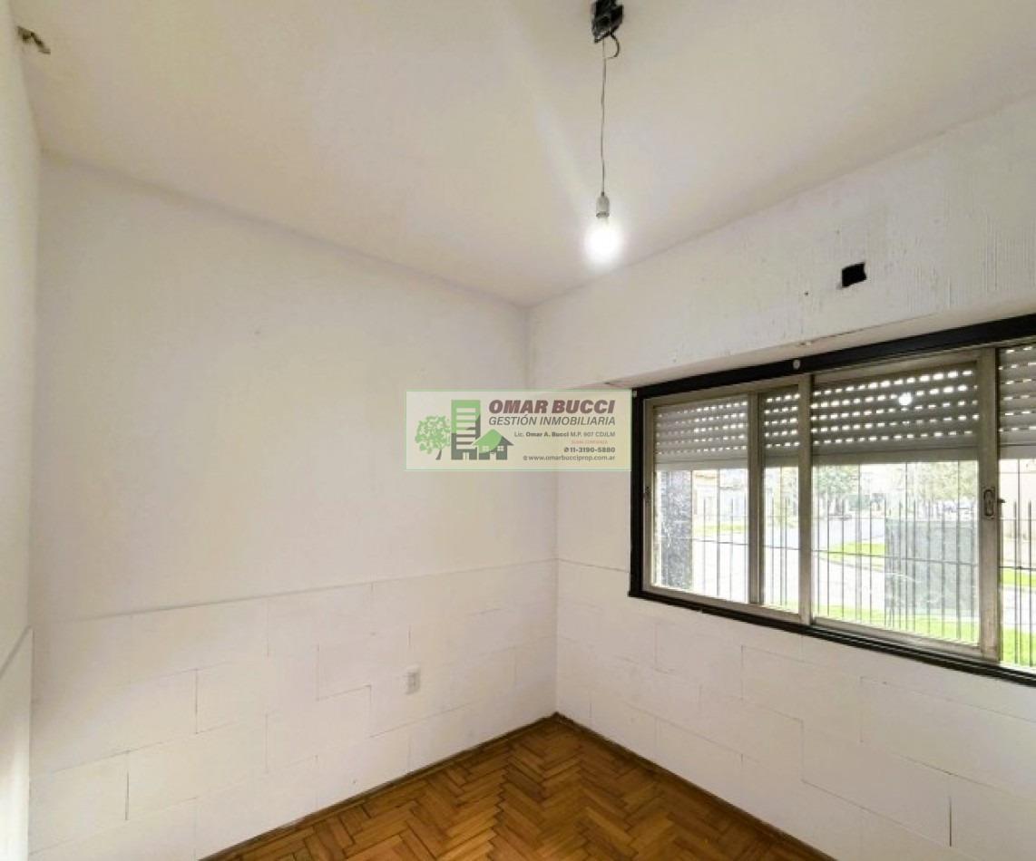 Casa de 4 ambientes con cochera y fondo libre en Ramos Mejia