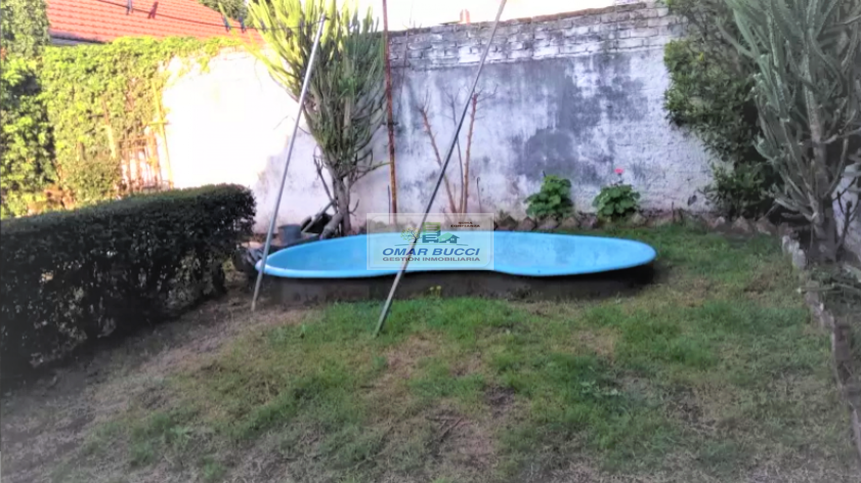 Casa en linda zona de Villa Luzuriaga, de tres ambientes sobre lote propio.