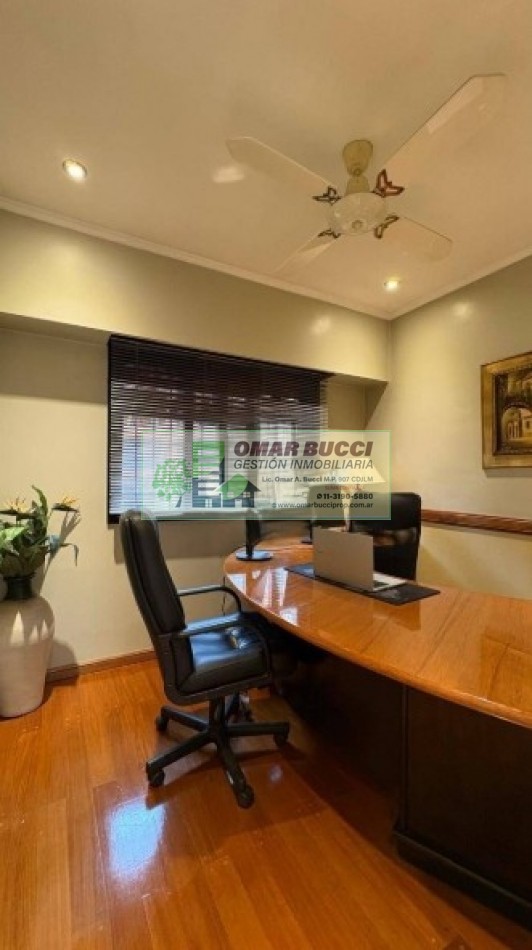 Casa de 7 ambientes con cochera para dos autos, patio, pileta y quincho P/50 personas.