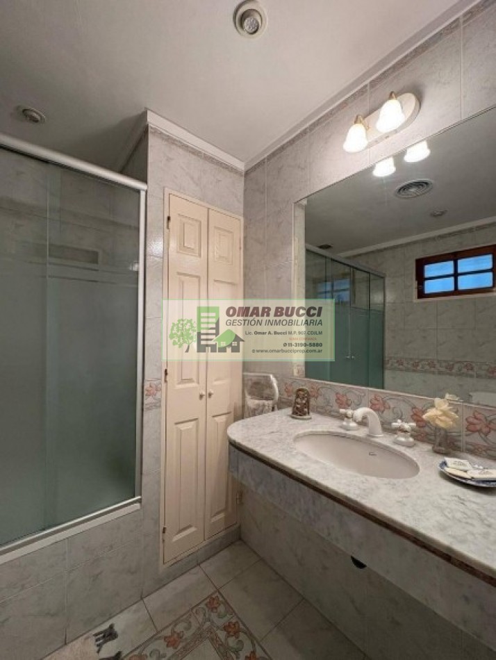 Casa de 7 ambientes con cochera para dos autos, patio, pileta y quincho P/50 personas.