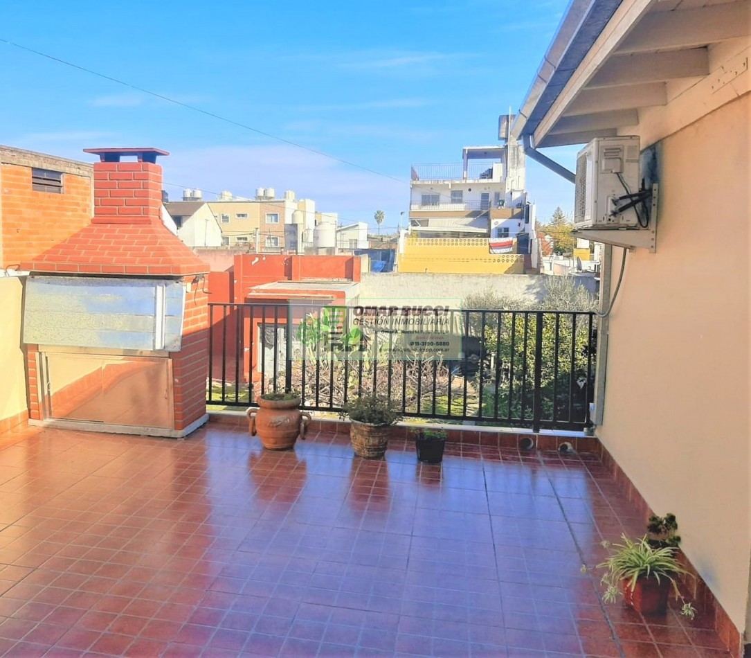 CASA de 4 AMBIENTES, MAS DOS LOCALES, MAS LOTE, EN VILLA LUZURIAGA