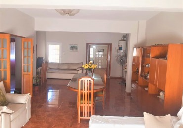 CASA de 4 AMBIENTES, MAS DOS LOCALES, MAS LOTE, EN VILLA LUZURIAGA