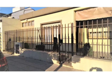 Casa en linda zona de Villa Luzuriaga, de tres ambientes sobre lote propio.