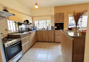 CASA EN VENTA EN PH DE 10 M DE FRENTE CON COCHERA PARA 3 AUTOS ACEPTA PERMUTA
