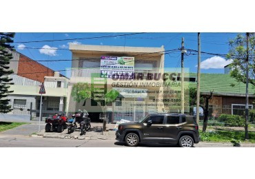 CASA de 4 AMBIENTES, MAS DOS LOCALES, MAS LOTE, EN VILLA LUZURIAGA