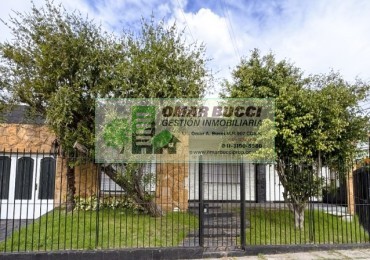 Casa de 4 ambientes con cochera y fondo libre en Ramos Mejia