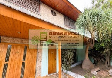 Casa de 4 dormitorios, cochera, jardin, parrilla y un quincho en Ramos Mejia