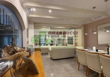 Casa de 7 ambientes con cochera para dos autos, patio, pileta y quincho P/50 personas.