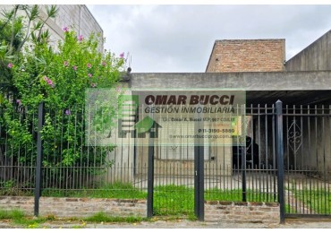 Casa con doble cochera y mucho potencial en Isidro Casanova